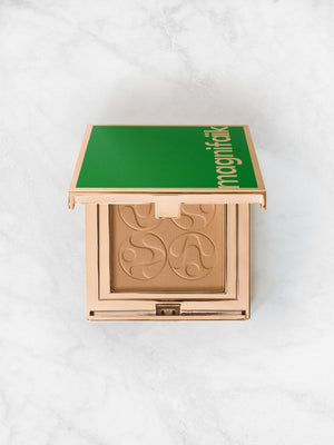 Palette de poudre compacte Magnifaïk avec finition élégante et design vert doré