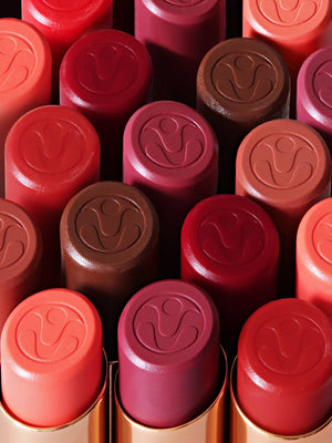 Rouges à lèvres colorés avec logo embossé, cosmétiques clean et soin pour sublimer votre personnalité