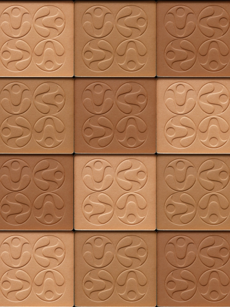 Palettes de poudre bronzante aux teintes chaudes et motifs embossés, cosmétiques clean et soin