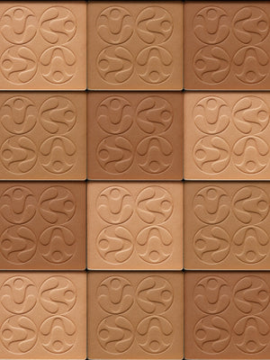 Palettes de poudre bronzante aux teintes chaudes et motifs embossés, cosmétiques clean et soin